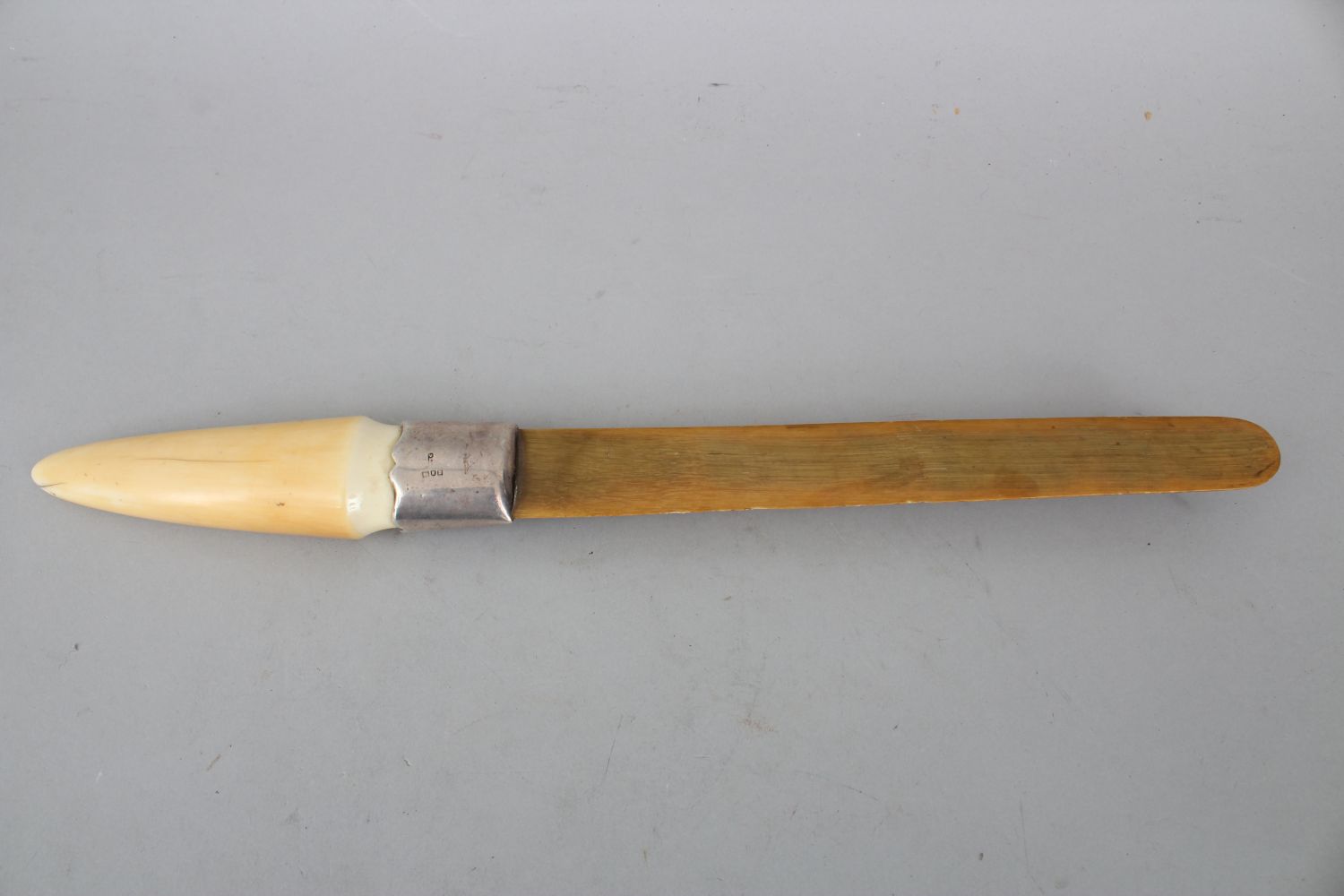 A 19TH CENTURY CHINESE CARVED IVORY & HORN PAGE TURNER, the carved bone handle ith a silver hall - Image 2 of 3