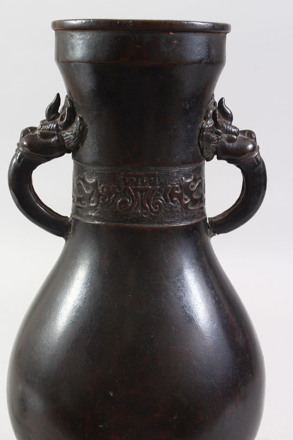 A GOOD 18TH / 19TH CENTURY CHINESE BRONZE TWIN HANDLED VASE, of fluttered ovoid form, dragon head - Image 3 of 7