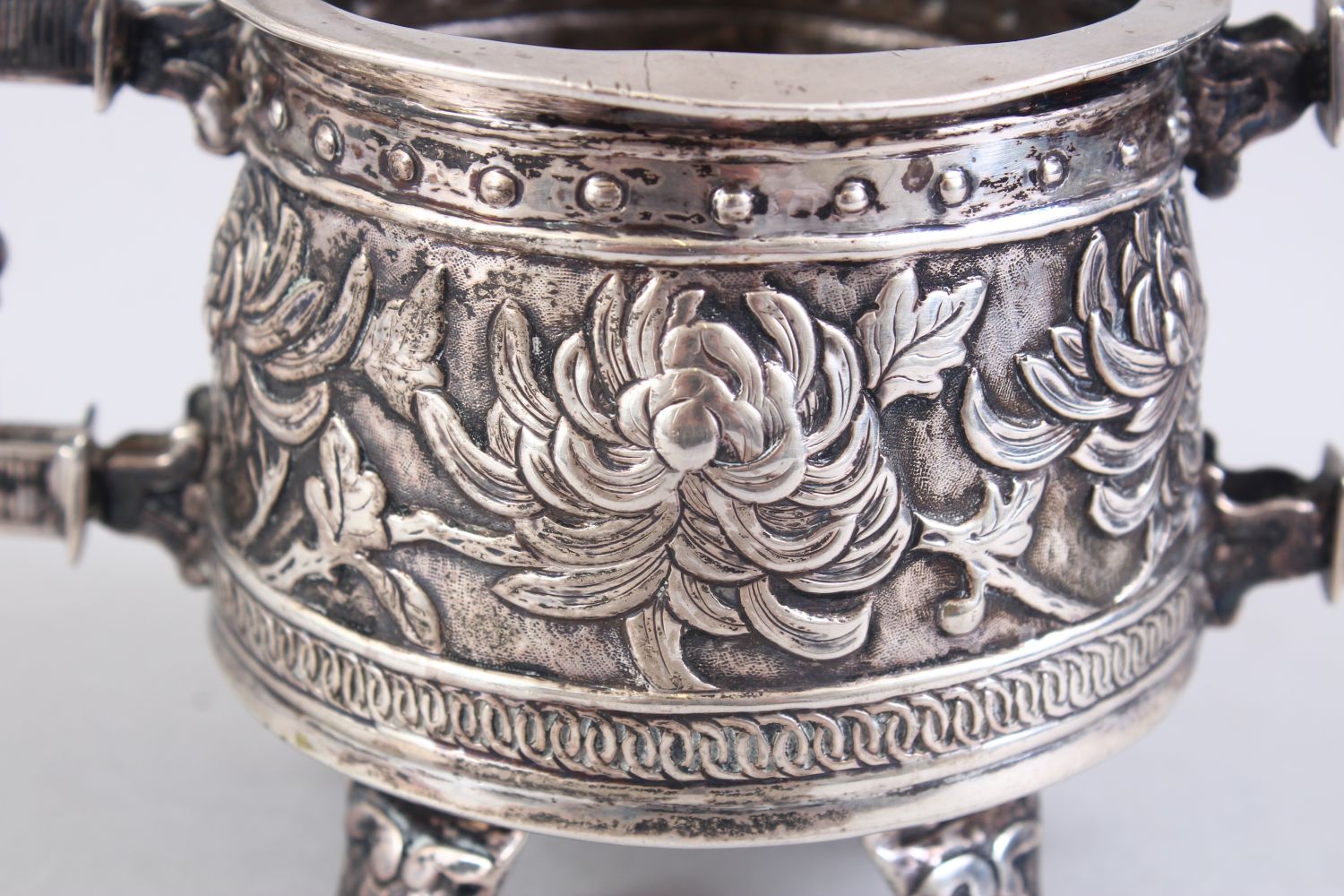 A GOOD 19TH CENTURY CHINESE SOLID SILVER TWIN HANDLED CUP, decorated in archaic style depicting - Image 5 of 7