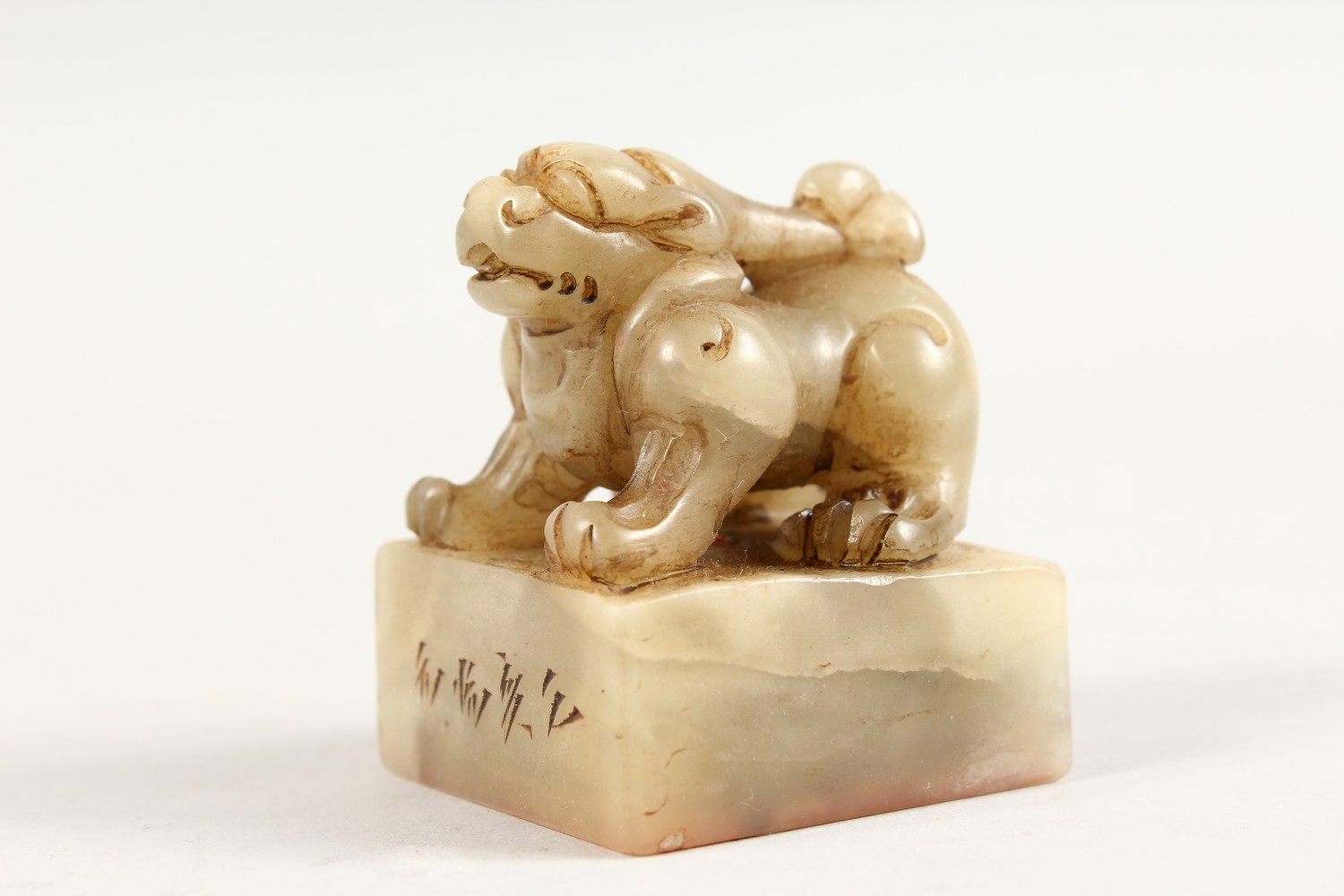 A GOOD 19TH / 20TH CENTURY CHINESE CARVED JADE LION DOG SEAL, the seal carved to depict a seated - Image 2 of 7