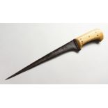 A GOOD 18TH CENTURY ISLAMIC MUGHAL PESH KABZ KNIFE WITH IVORY HILT, 40cm long.