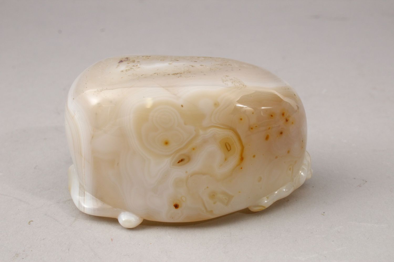 A GOOD 19TH / 20TH CENTURY CHINESE CARVED AGATE BOWL OF BATS, carved with scenes of two bats, 4. - Image 5 of 5