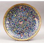 A 19TH / 20TH CENTURY CHINESE FAMILLE ROSE PORCELAIN PLATE, decorated with a blue ground with scenes