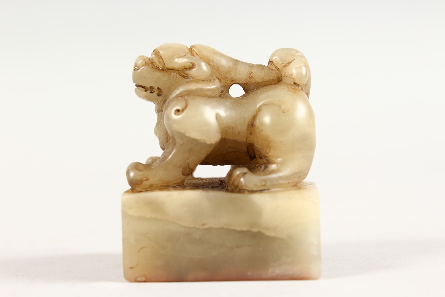 A GOOD 19TH / 20TH CENTURY CHINESE CARVED JADE LION DOG SEAL, the seal carved to depict a seated - Image 3 of 7