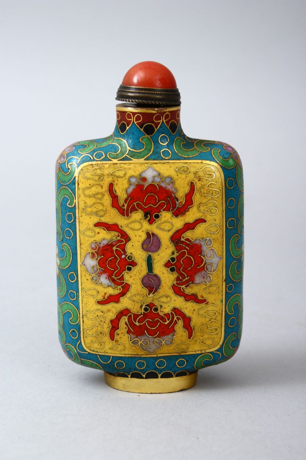 A GOOD CHINESE CLOISONNE ENAMEL SNUFF BOTTLE, the body of the snuff bottle decorated with panel - Image 3 of 6