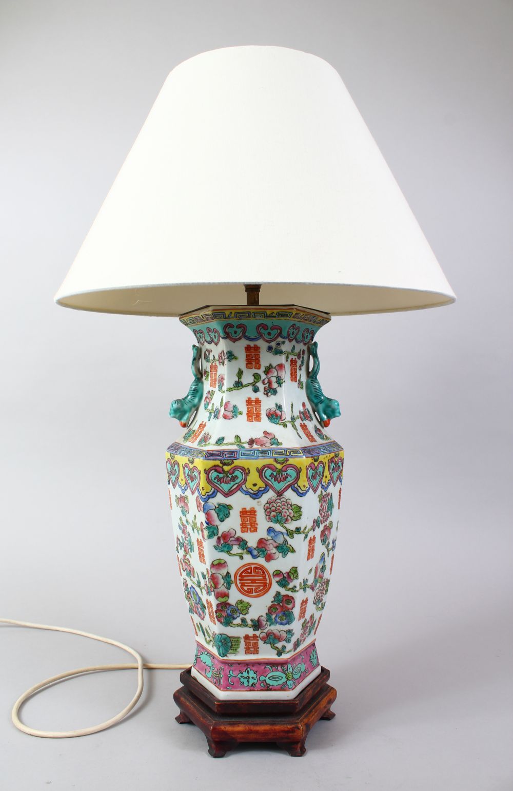 A 19TH / 20TH CENTURY CHINESE FAMILLE ROSE PORCELAIN VASE / LAMP, the body of the vase decorated