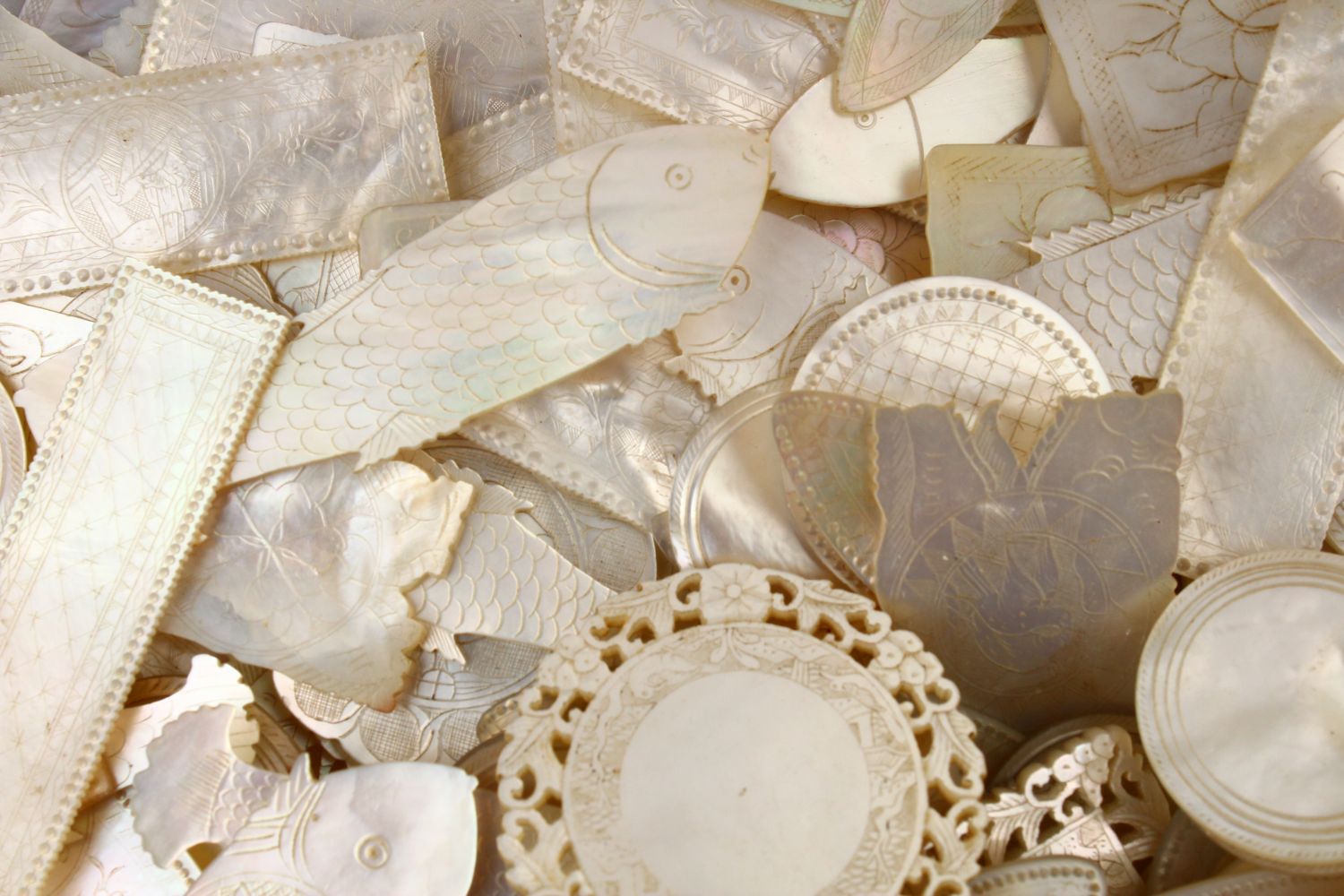 A QUANTITY OF 19TH CENTURY CHINESE CARVED MOTHER OF PEARL GAME COUNTERS, various styles an sizes. - Image 4 of 9