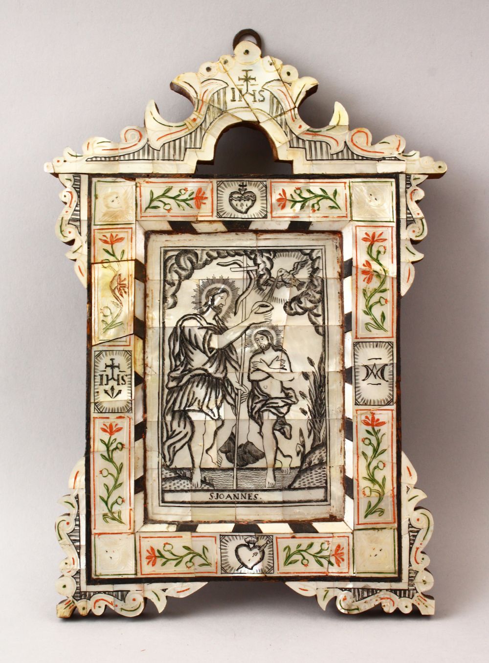 AN 18TH CENTURY PALESTINIAN BETHLEHEM ENGRAVED AND POLY-CHROMED MOTHER OF PEARL AND OLIVE WOOD ICON,