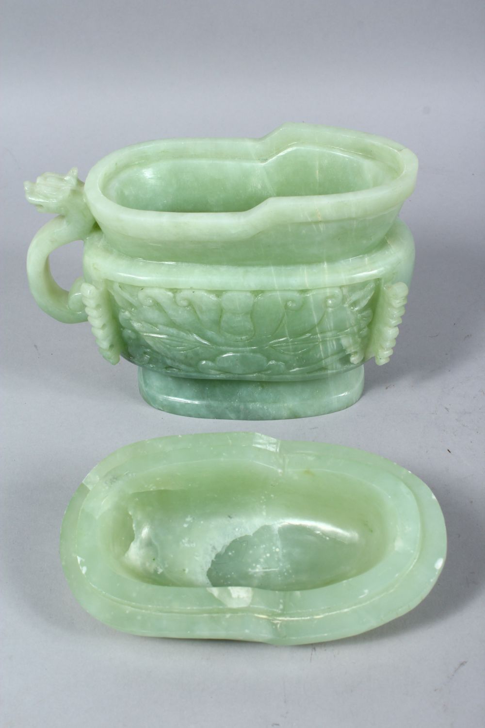 A LARGE 19TH / 20TH CENTURY CARVED JADE POT & COVER, carved in the form of a sauce boat, with a - Image 5 of 6