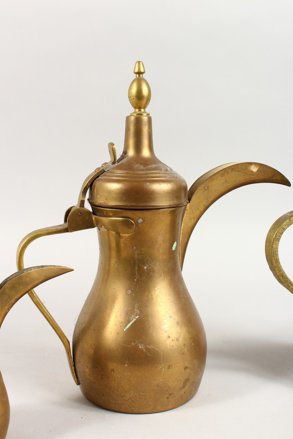 A SET OF THREE ANTIQUE ARABIC BRASS COFFEE POTS SIGNED DALLAH & AN ISLAMIC SILVER INLAID LID, coffee - Image 9 of 15