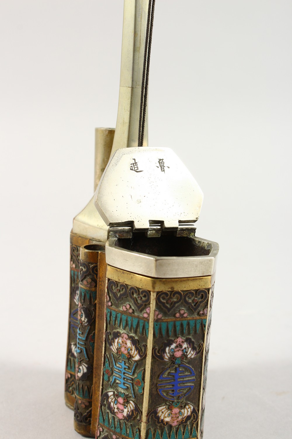 A GOOD 19TH / 20TH CENTURY CHINESE CLOISOINNE SMOKING PIPE, the side with decoration depicting - Image 8 of 9