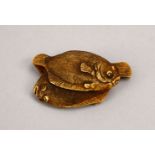 A JAPANESE MEIJI PERIOD CARVED IVORY NETSUKE OF TWO FISH - SIGNED, the netsuke depicting two