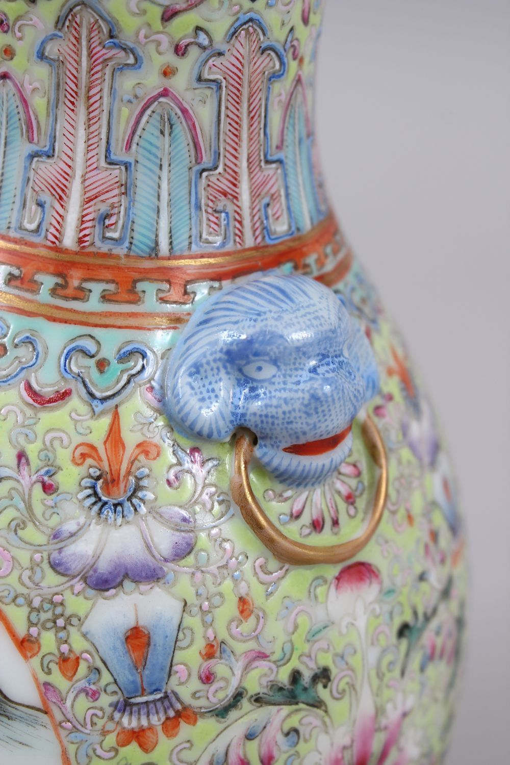 A GOOD CHINESE REPUBLIC PERIOD FAMILLE ROSE PORCELAIN VASE, the vase with twin moulded lion dog head - Image 7 of 9