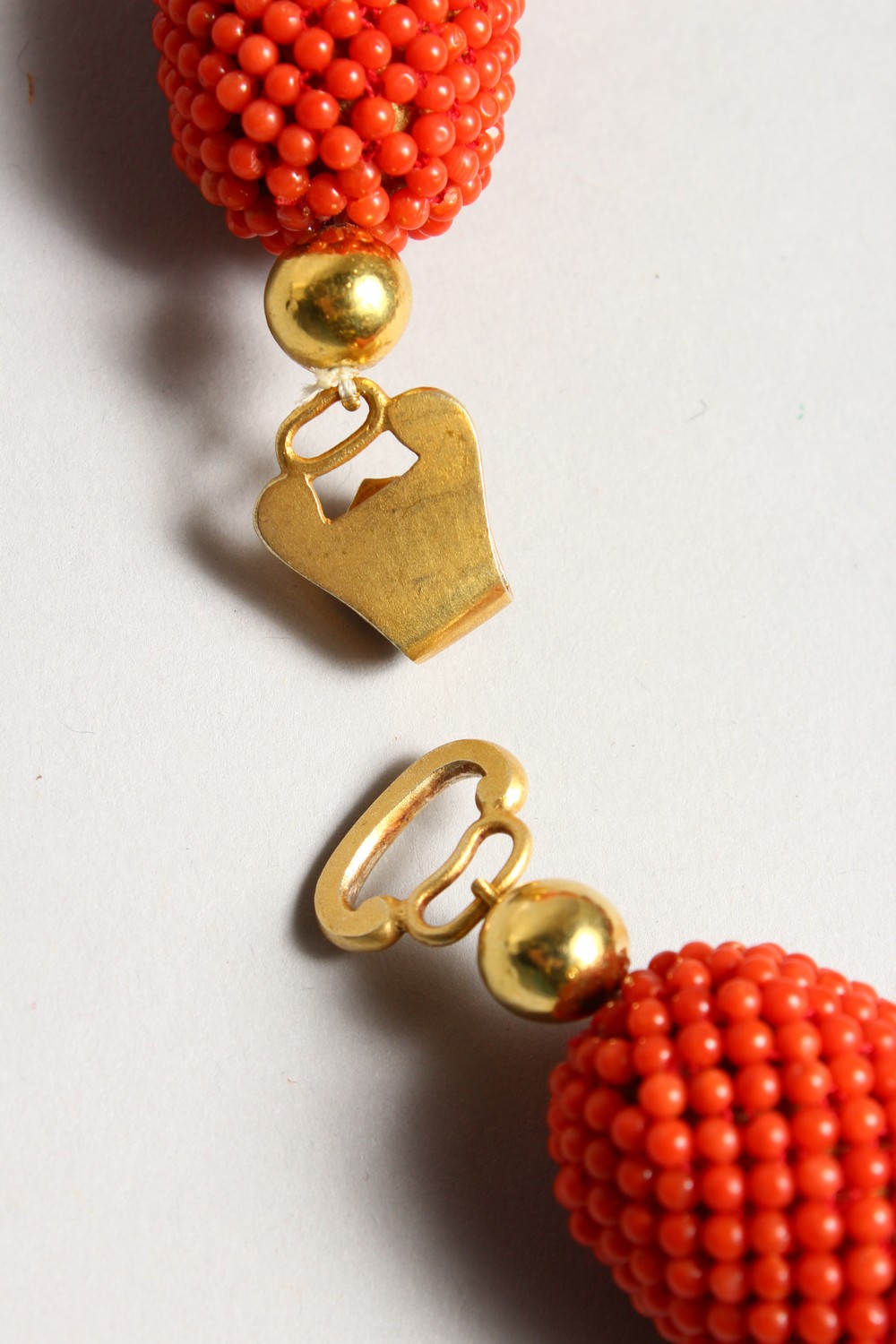 A SET OF NINE LARGE CORAL BEADS NECKLACE. - Image 3 of 3