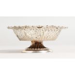 A PIERCED SILVER PEDESTAL BONBON DISH. Sheffield 1919. 4.5ins diameter.