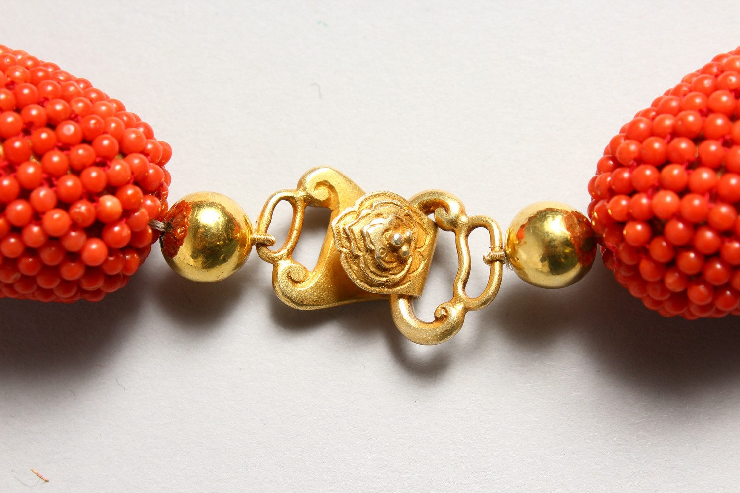 A SET OF NINE LARGE CORAL BEADS NECKLACE. - Image 2 of 3