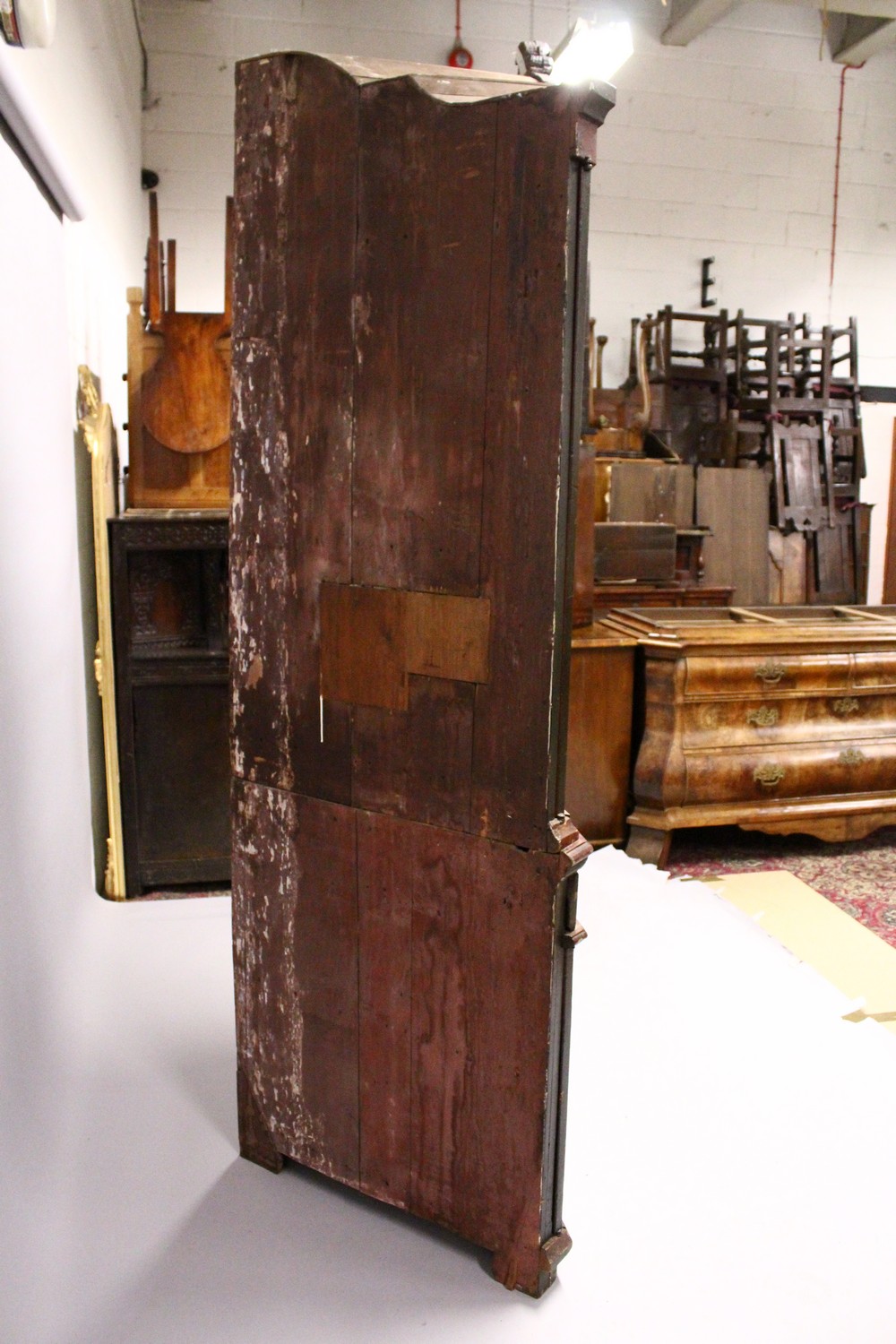 A GOOD 18TH CENTURY CONTINENTAL PAINTED PINE CORNER CUPBOARD, with a shaped and carved cornice, - Image 9 of 10