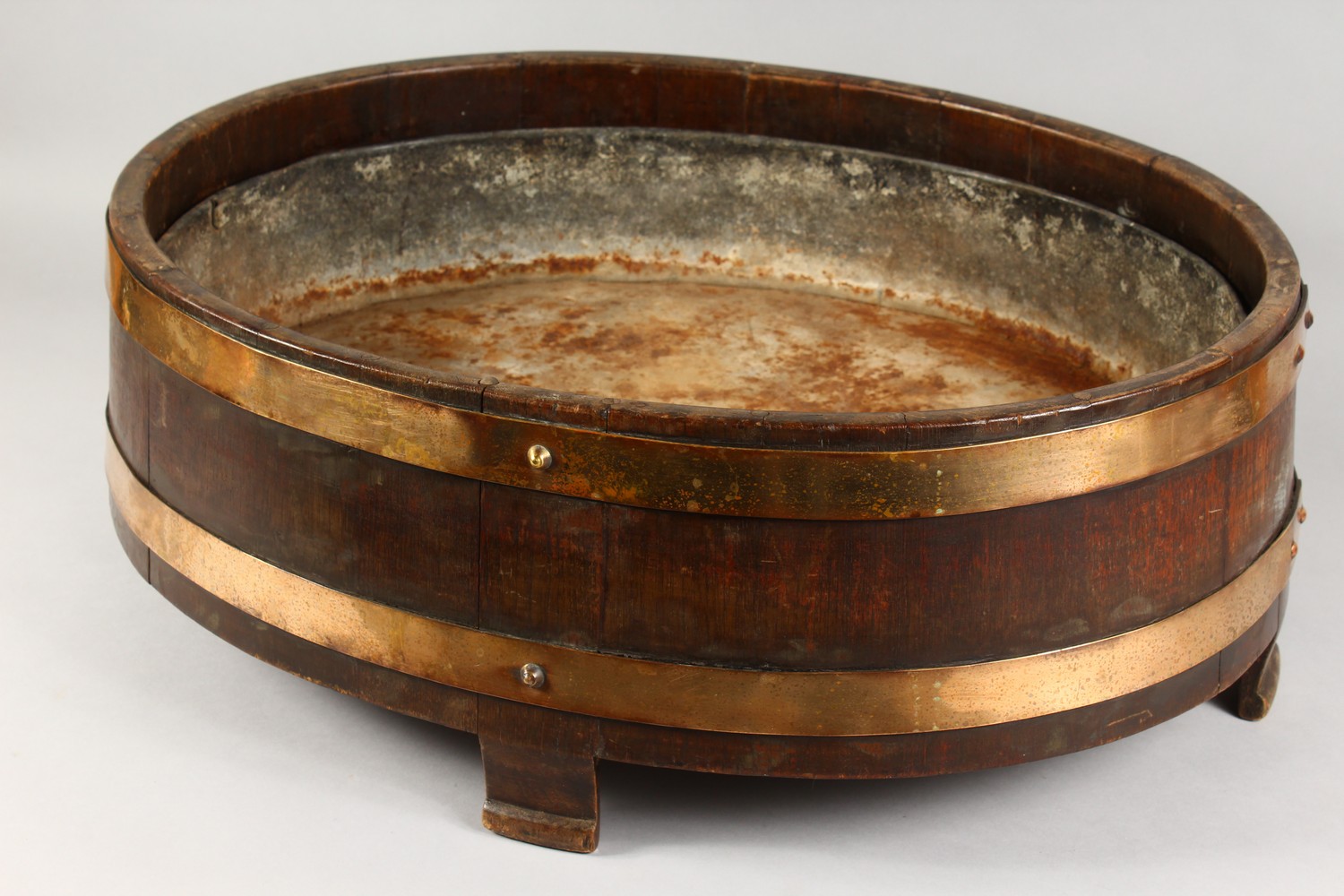 A GEORGE III DESIGN MAHOGANY AND METAL BOUND OVAL WINE COOLER OR JARDINIERE, with zinc liner, on - Image 5 of 5