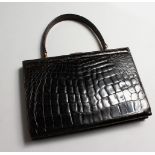 A LADIES BROWN CROCODILE LEATHER HANDBAG.