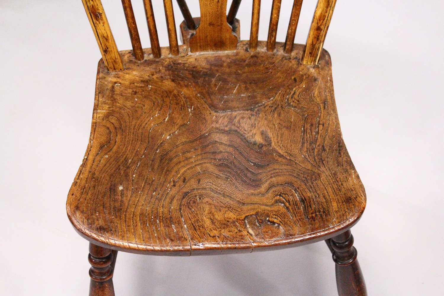 AN 18TH CENTURY OAK COMB BACK SINGLE CHAIR, and a wheelback chair (2). - Image 5 of 6