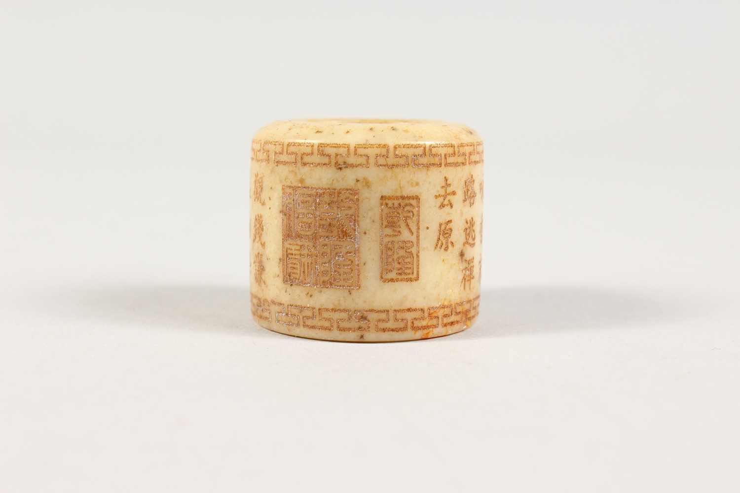 AN ENGRAVED JADE ARCHERS RING. - Image 3 of 6