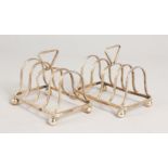 A SMALL PAIR OF FOUR DIVISION TOAST RACKS, on four ball feet. Chester 1909.