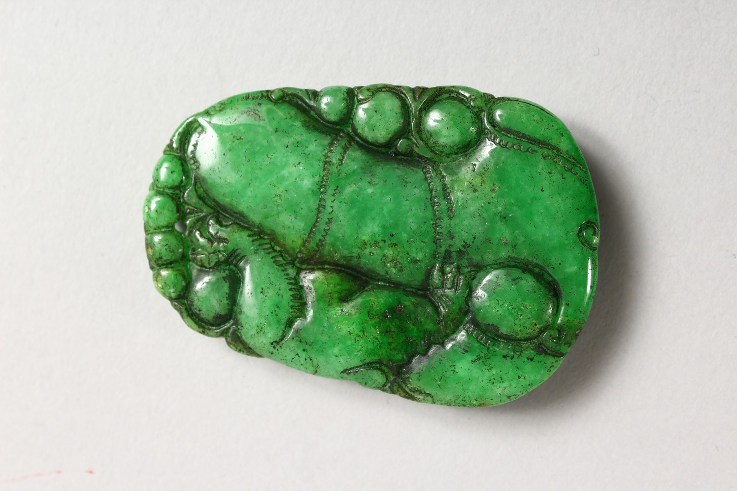 A CARVED JADE PENDANT. - Image 2 of 3