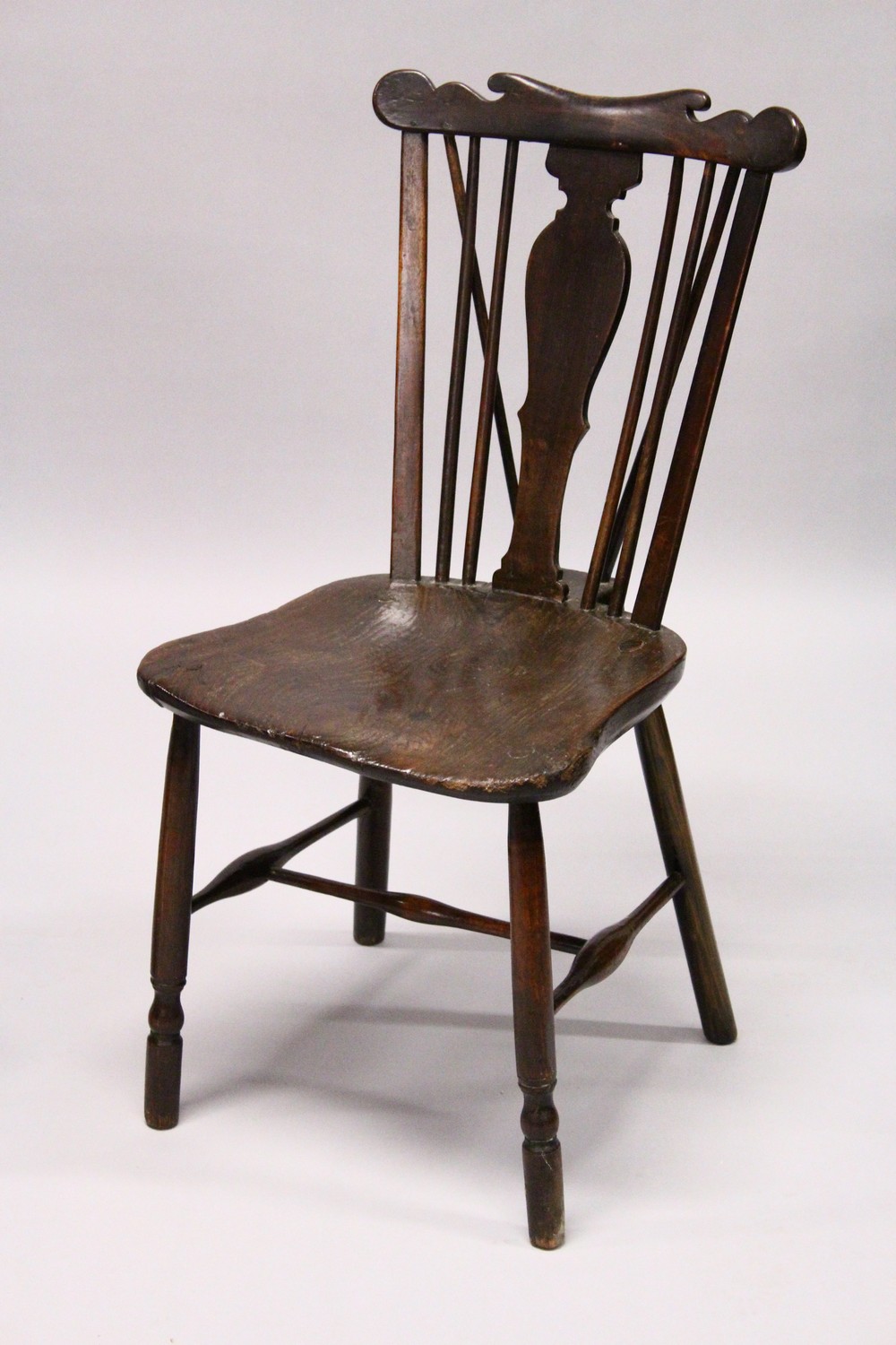 AN 18TH CENTURY OAK COMB BACK SINGLE CHAIR, and a wheelback chair (2). - Image 3 of 6