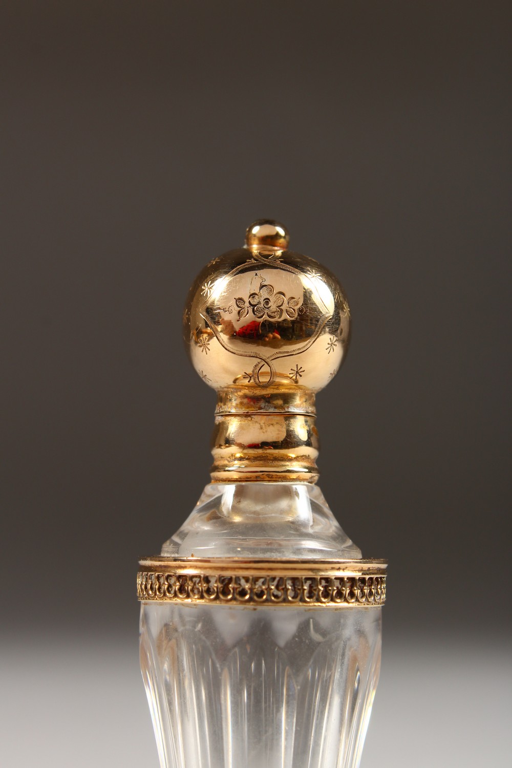 AN 18CT GOLD MOUNTED CUT GLASS SCENT BOTTLE. - Image 2 of 4