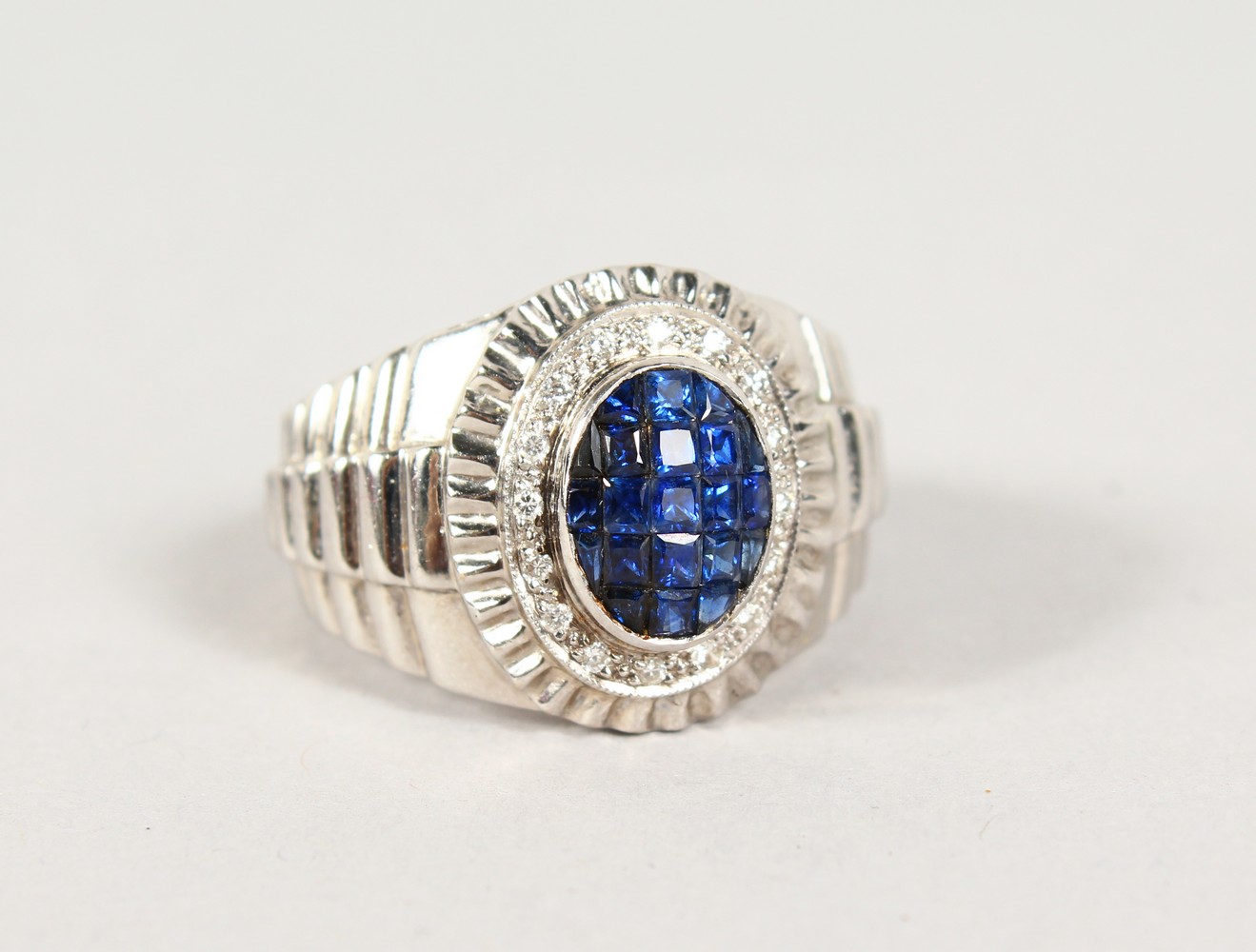 A GOOD 18CT WHITE GOLD, SAPPHIRE AND DIAMOND RING.