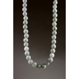 A GOOD SET OF JADE BEADS NECKLACE.