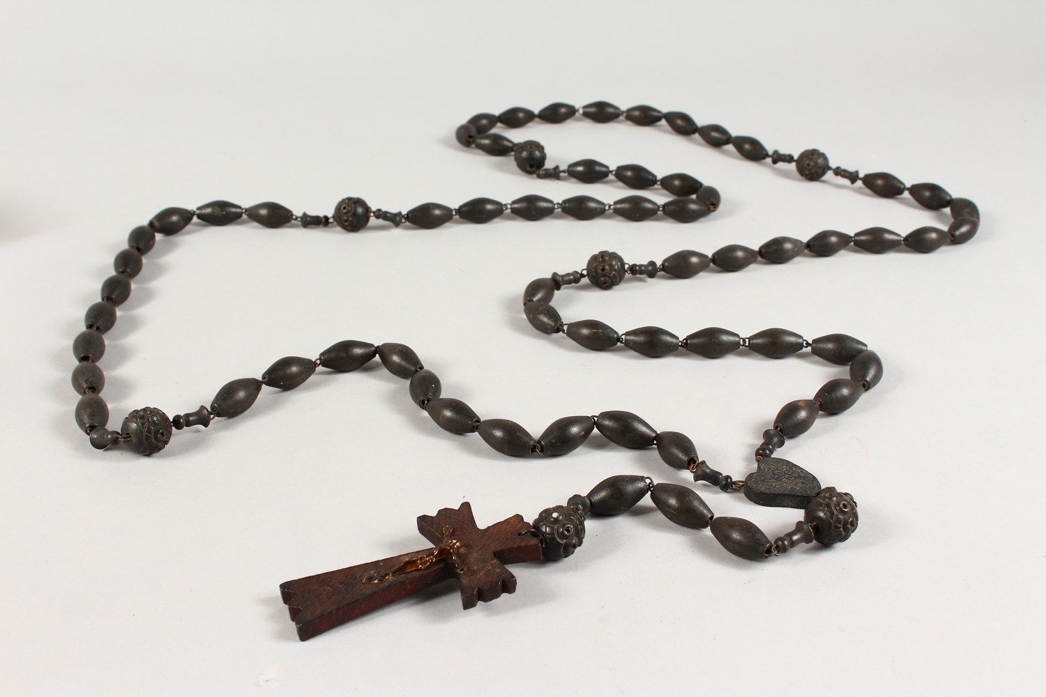 A ROSARY NECKLACE. - Image 6 of 6
