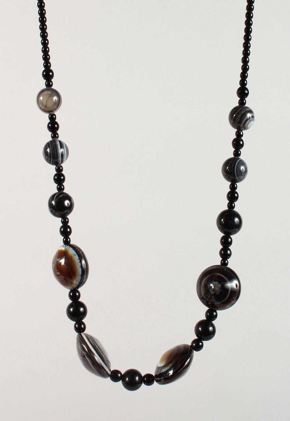 A BANDED AGATE NECKLACE. 18ins long.