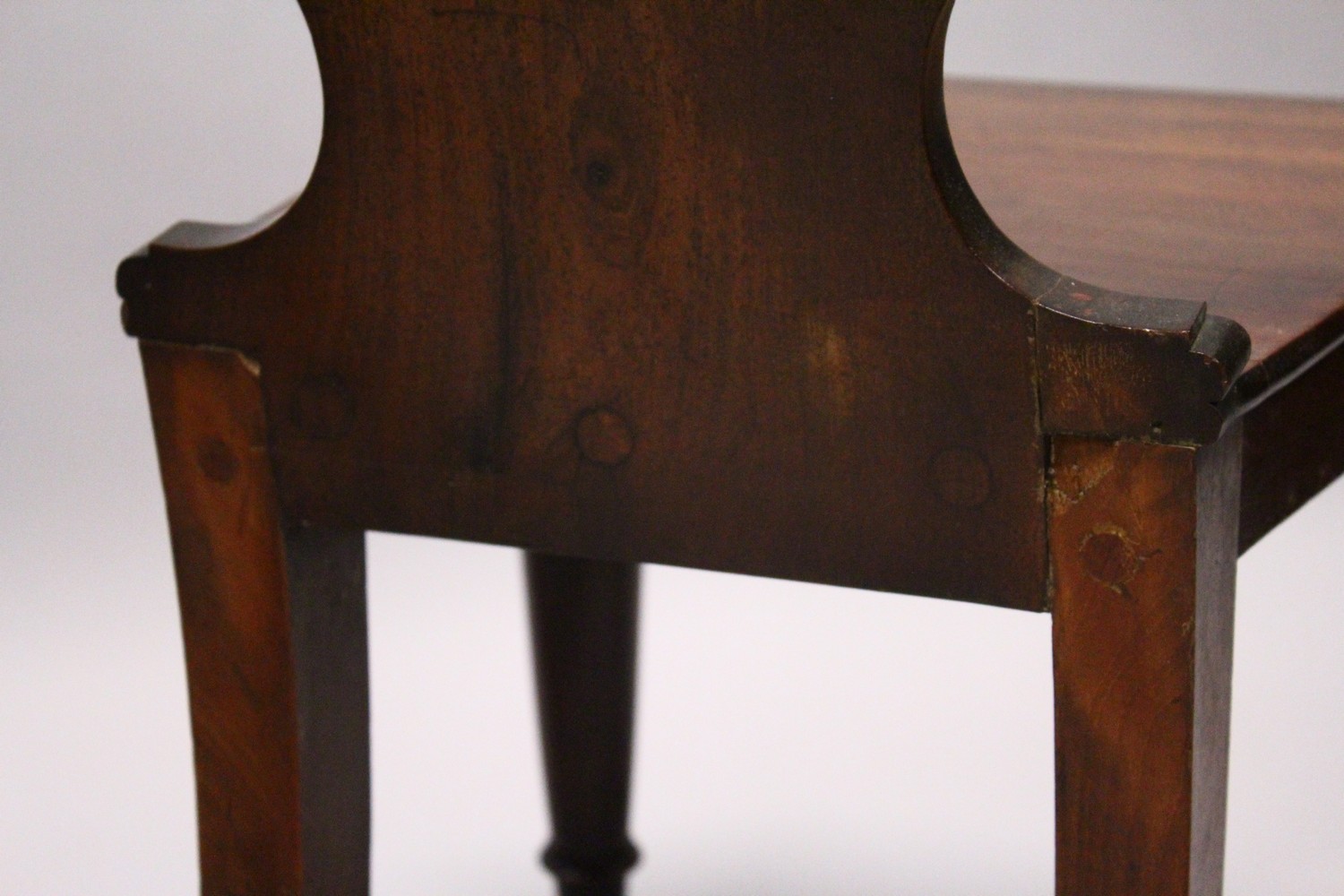 A GOOD PAIR OF REGENCY MAHOGANY HALL CHAIRS, the circular backs with painted crests, solid seats - Image 5 of 5