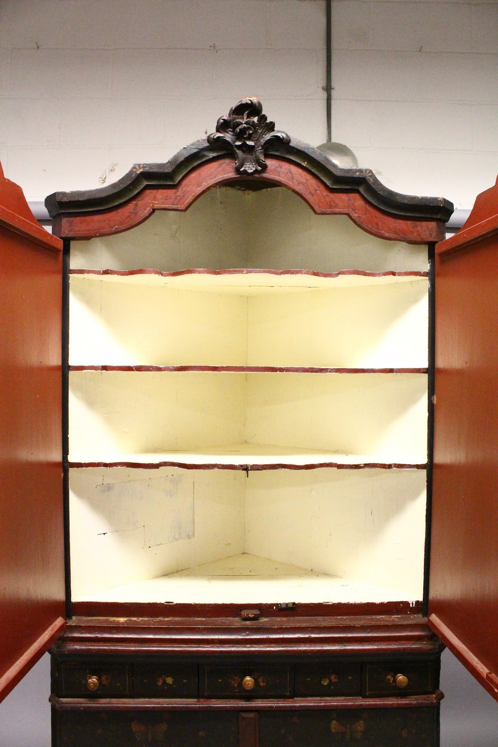 A GOOD 18TH CENTURY CONTINENTAL PAINTED PINE CORNER CUPBOARD, with a shaped and carved cornice, - Image 7 of 10