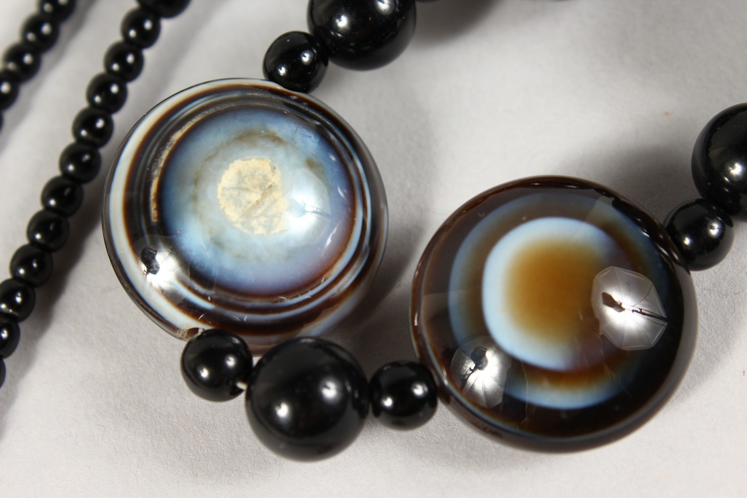 A BANDED AGATE NECKLACE. 18ins long. - Image 3 of 4