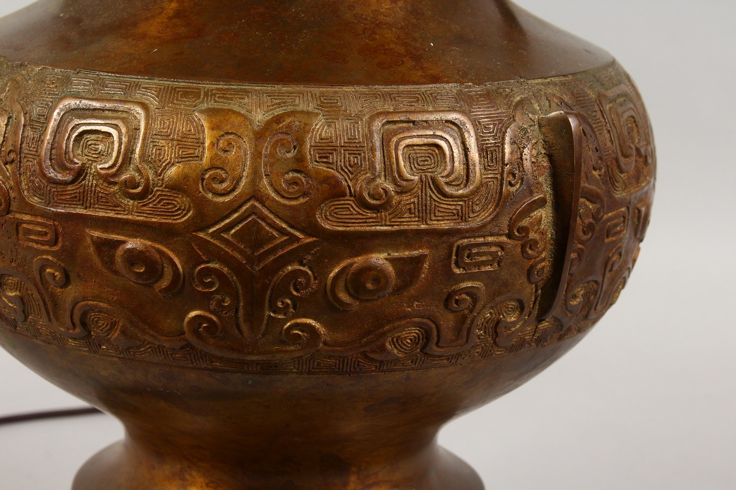 A LARGE CHINESE BRONZE ARCHAIC TWO-HANDLED LAMP, on a circular base. 19ins high. - Image 3 of 5