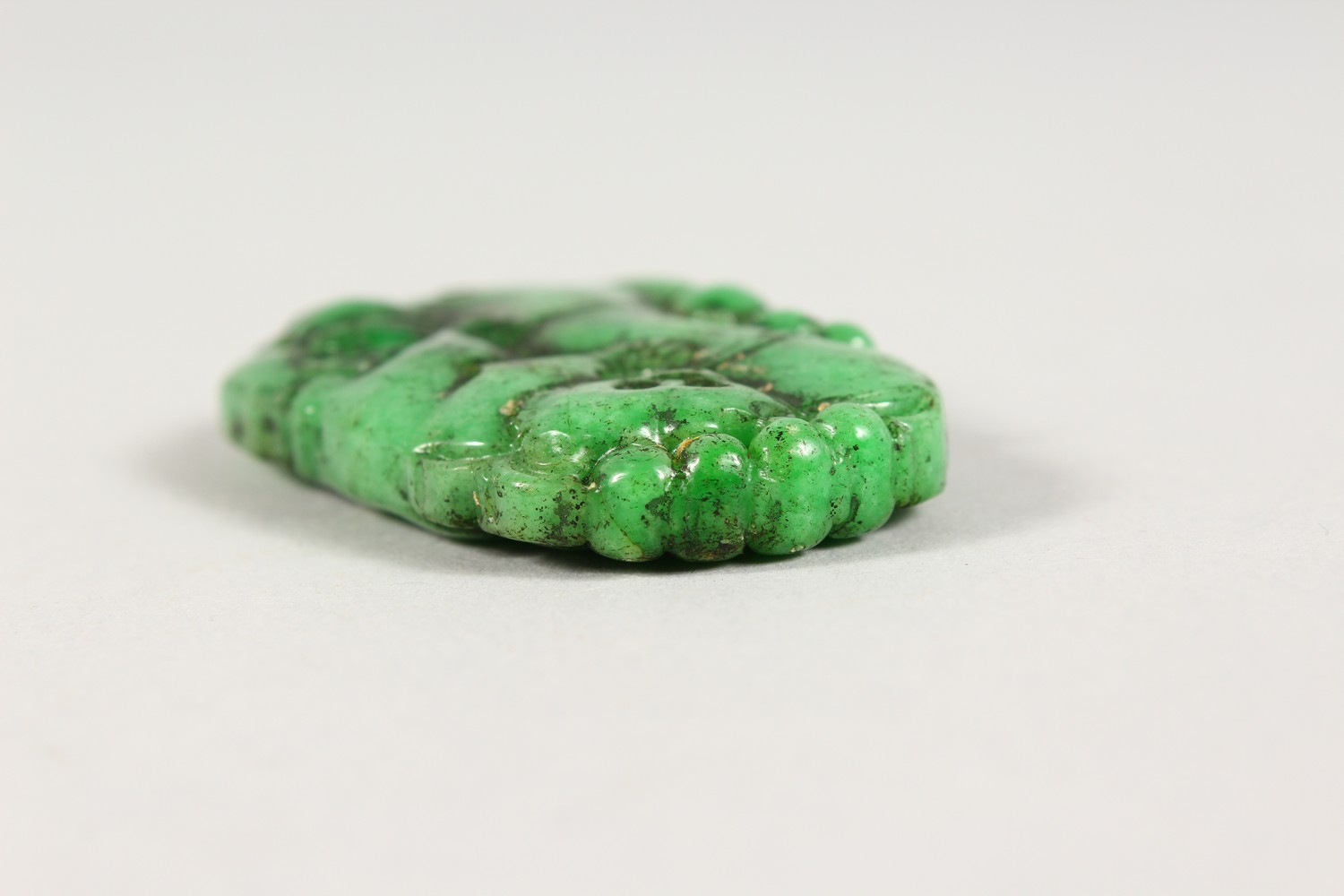 A CARVED JADE PENDANT. - Image 3 of 3