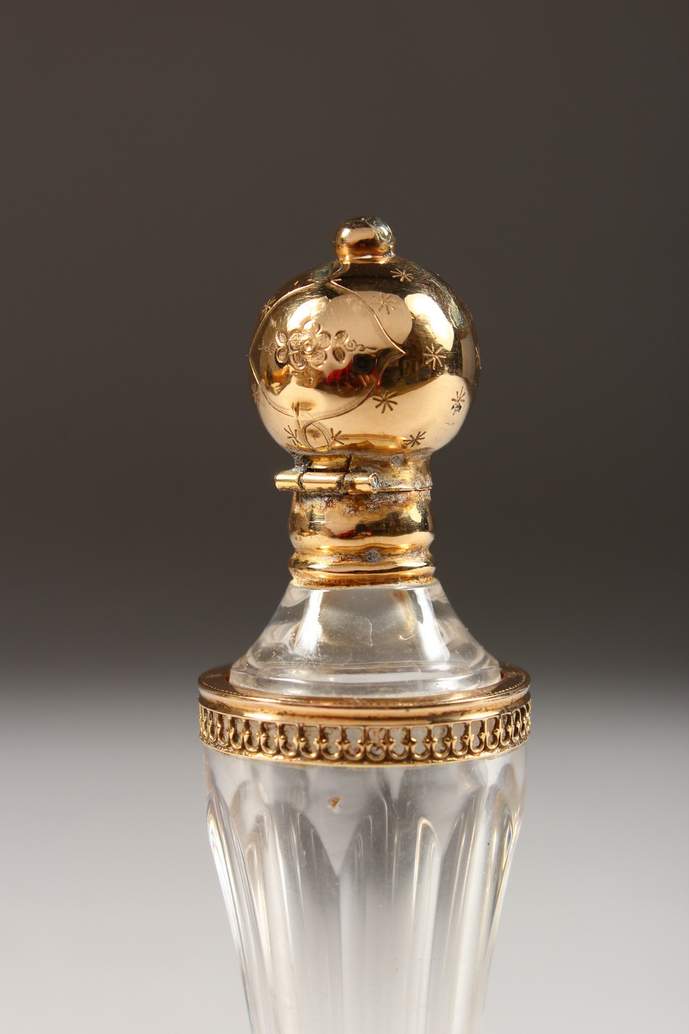 AN 18CT GOLD MOUNTED CUT GLASS SCENT BOTTLE. - Image 3 of 4