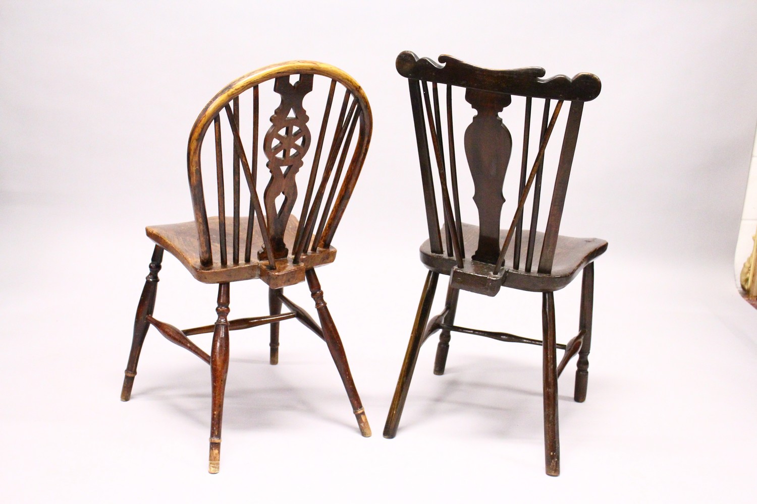 AN 18TH CENTURY OAK COMB BACK SINGLE CHAIR, and a wheelback chair (2). - Image 6 of 6