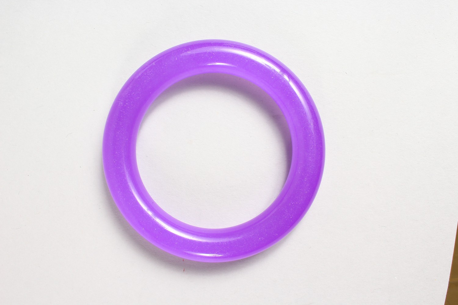 AN AMETHYST JADE BANGLE. - Image 2 of 2