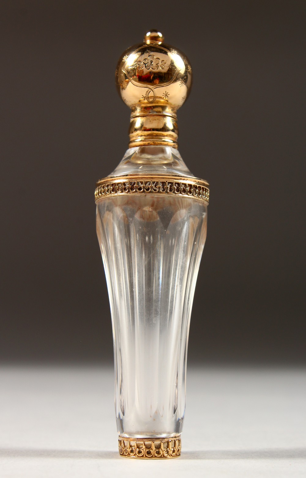 AN 18CT GOLD MOUNTED CUT GLASS SCENT BOTTLE.