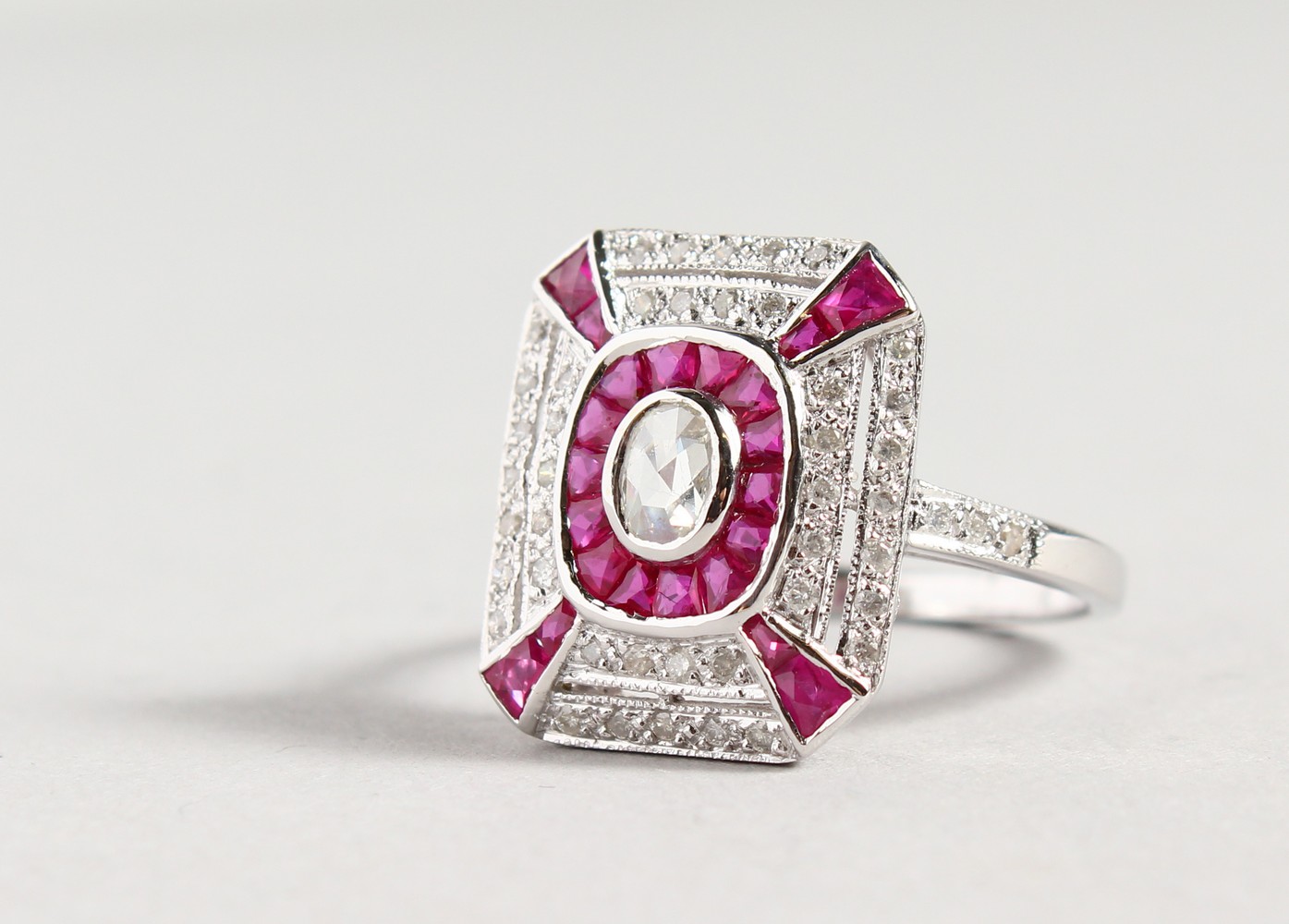 A SUPERB 18CT WHITE GOLD, RUBY AND DIAMOND DECO DESIGN RING.