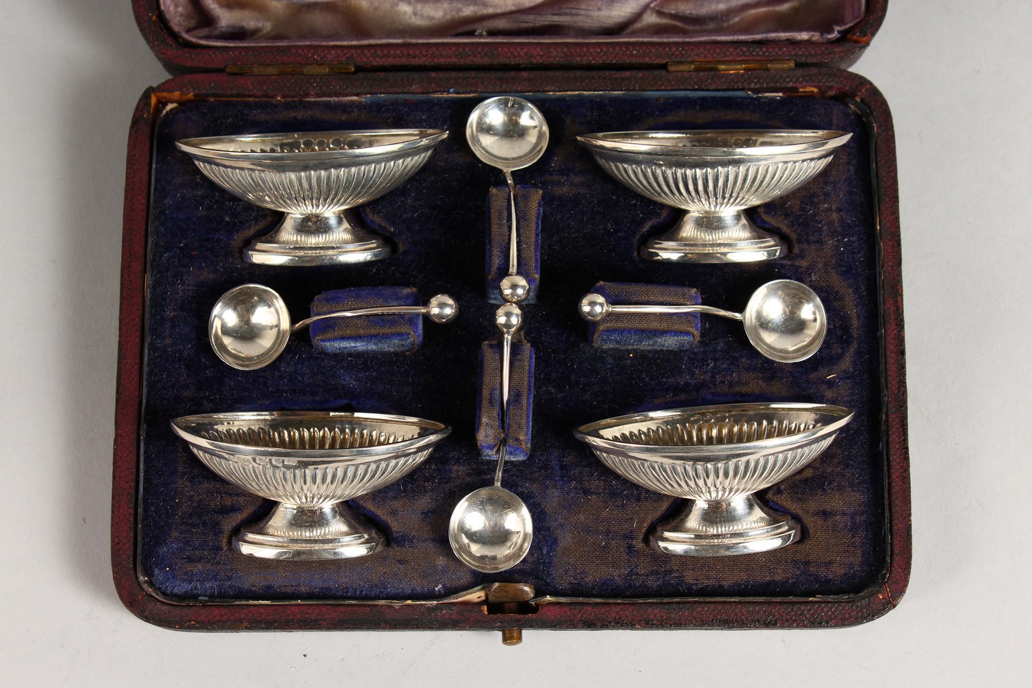 A CASED SET OF FOUR SMALL PEDESTAL SALTS WITH SPOONS. - Image 2 of 6