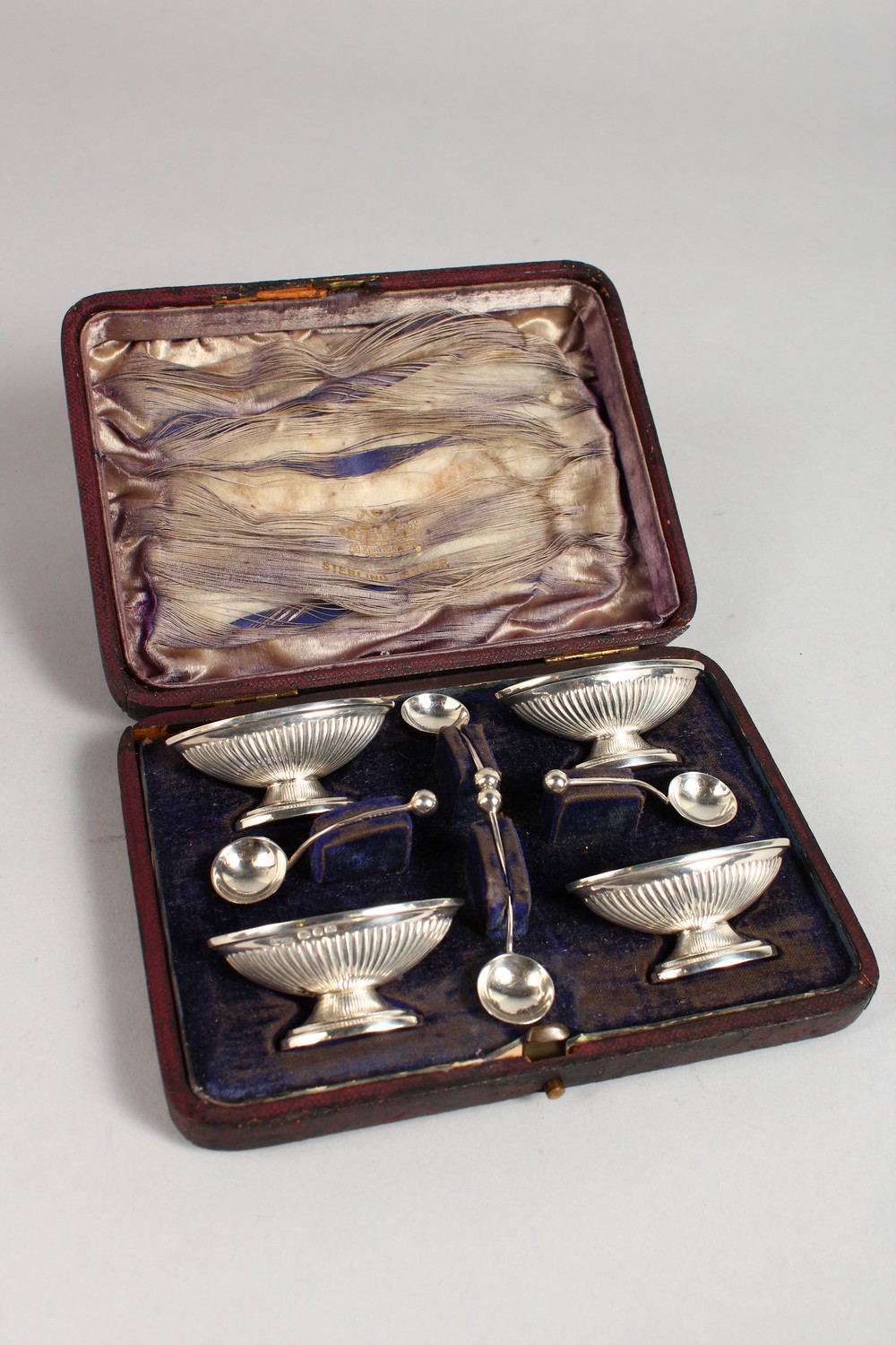 A CASED SET OF FOUR SMALL PEDESTAL SALTS WITH SPOONS. - Image 5 of 6