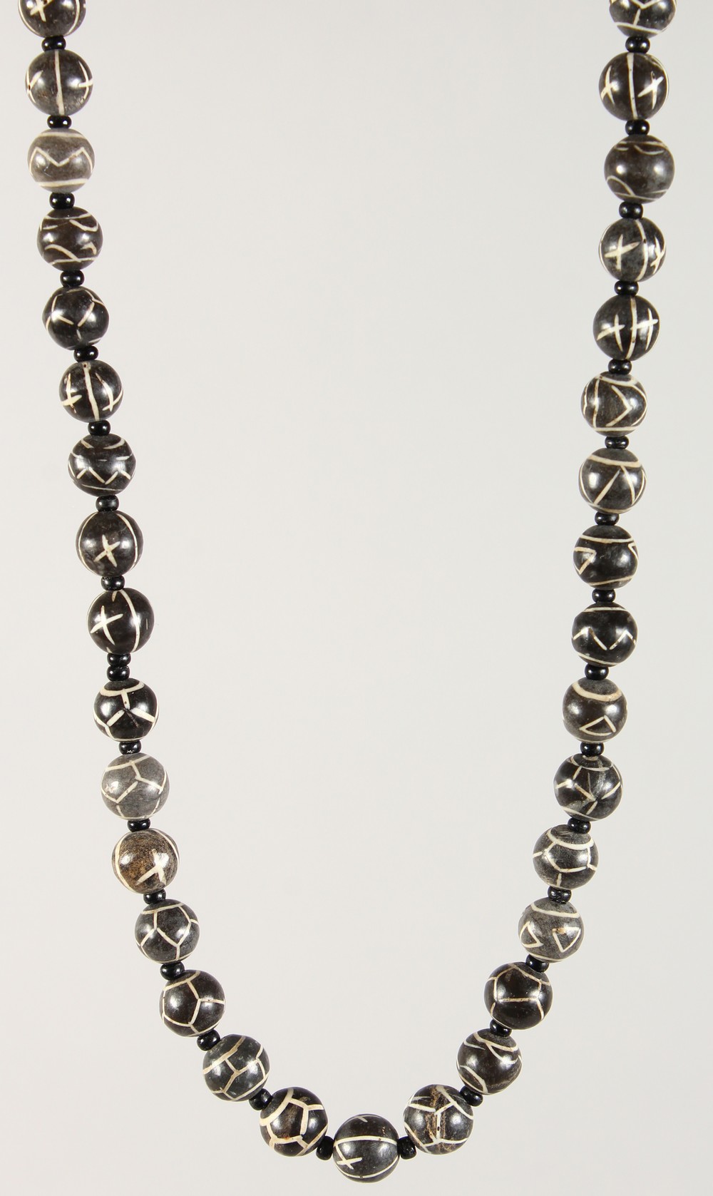 A SET OF BLACK AND WHITE COLOURED BEADS.