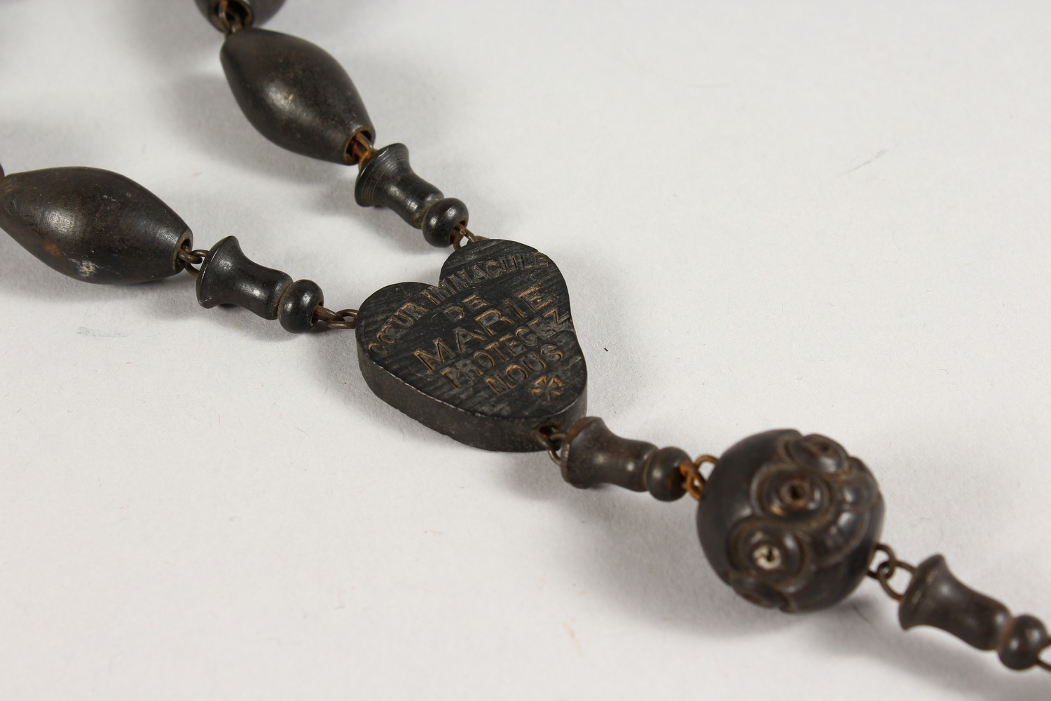 A ROSARY NECKLACE. - Image 3 of 6