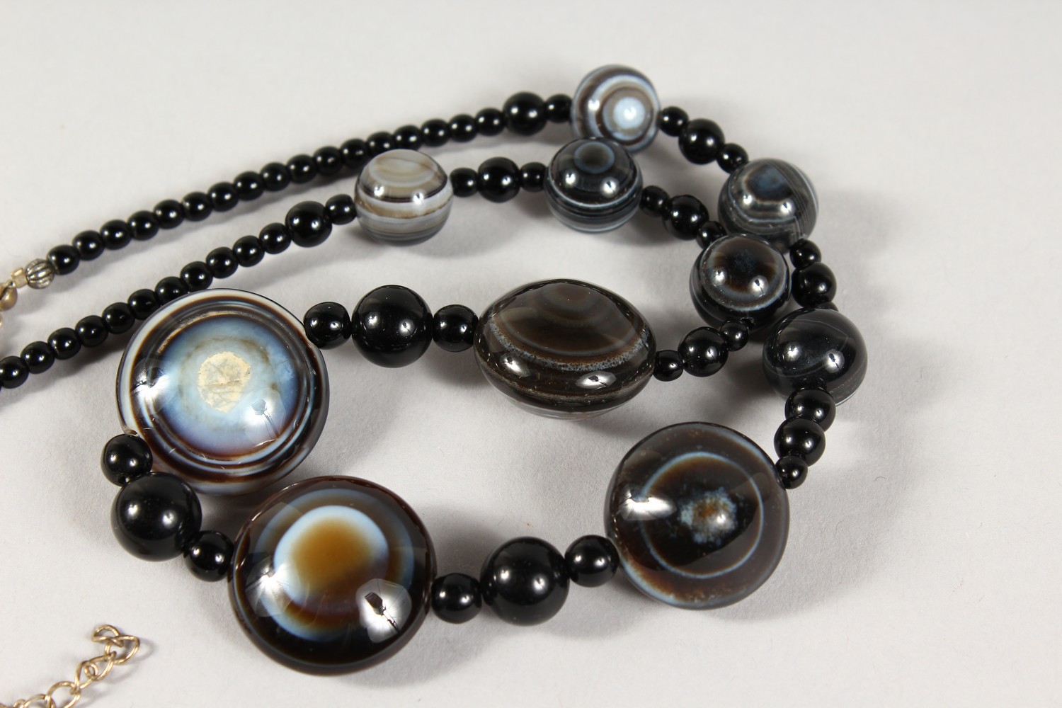 A BANDED AGATE NECKLACE. 18ins long. - Image 2 of 4