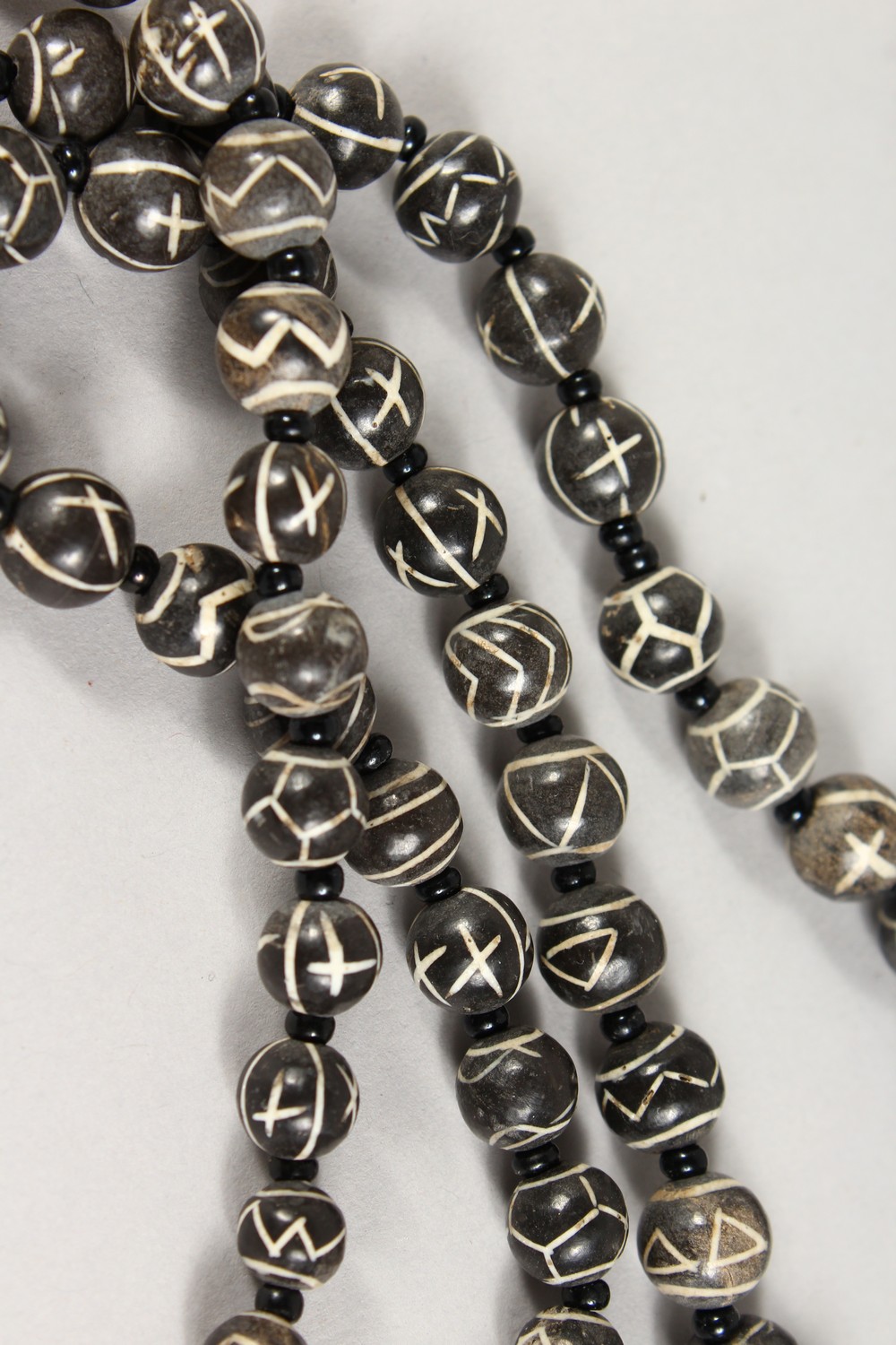 A SET OF BLACK AND WHITE COLOURED BEADS. - Image 2 of 3