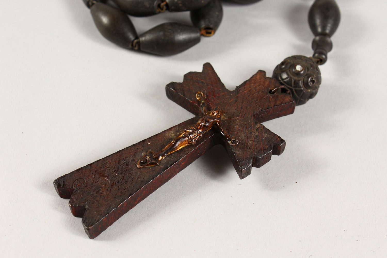 A ROSARY NECKLACE. - Image 2 of 6